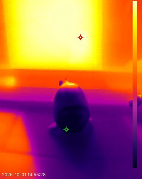 同一位置的熱像圖，海豹娃娃身體 29.2°C，貼膜玻璃 47.3°C