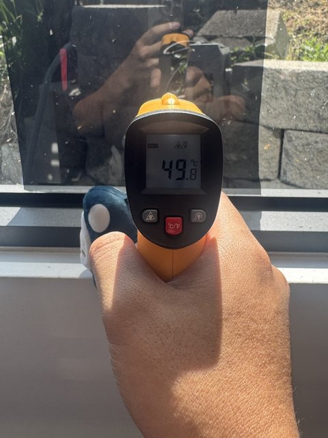 貼了 WK10 的玻璃,測溫槍量到 49.8°C