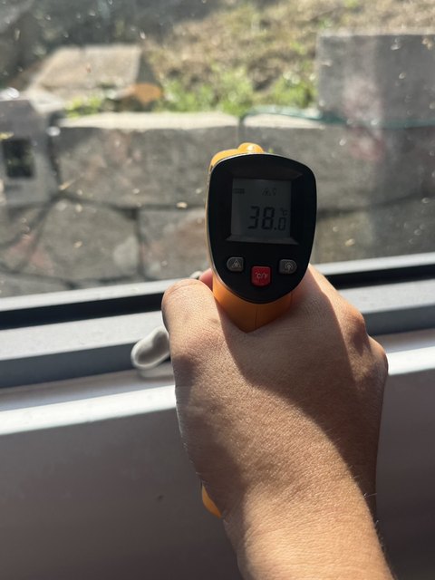 沒貼膜的玻璃,測溫槍量到 38.0°C