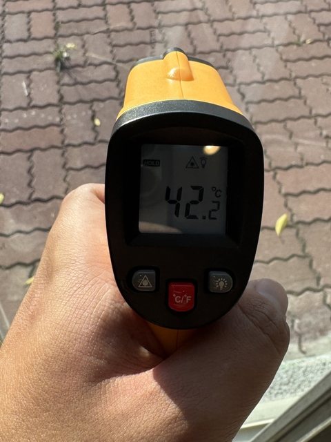 貼膜後,測溫槍量玻璃表面 42.2°C